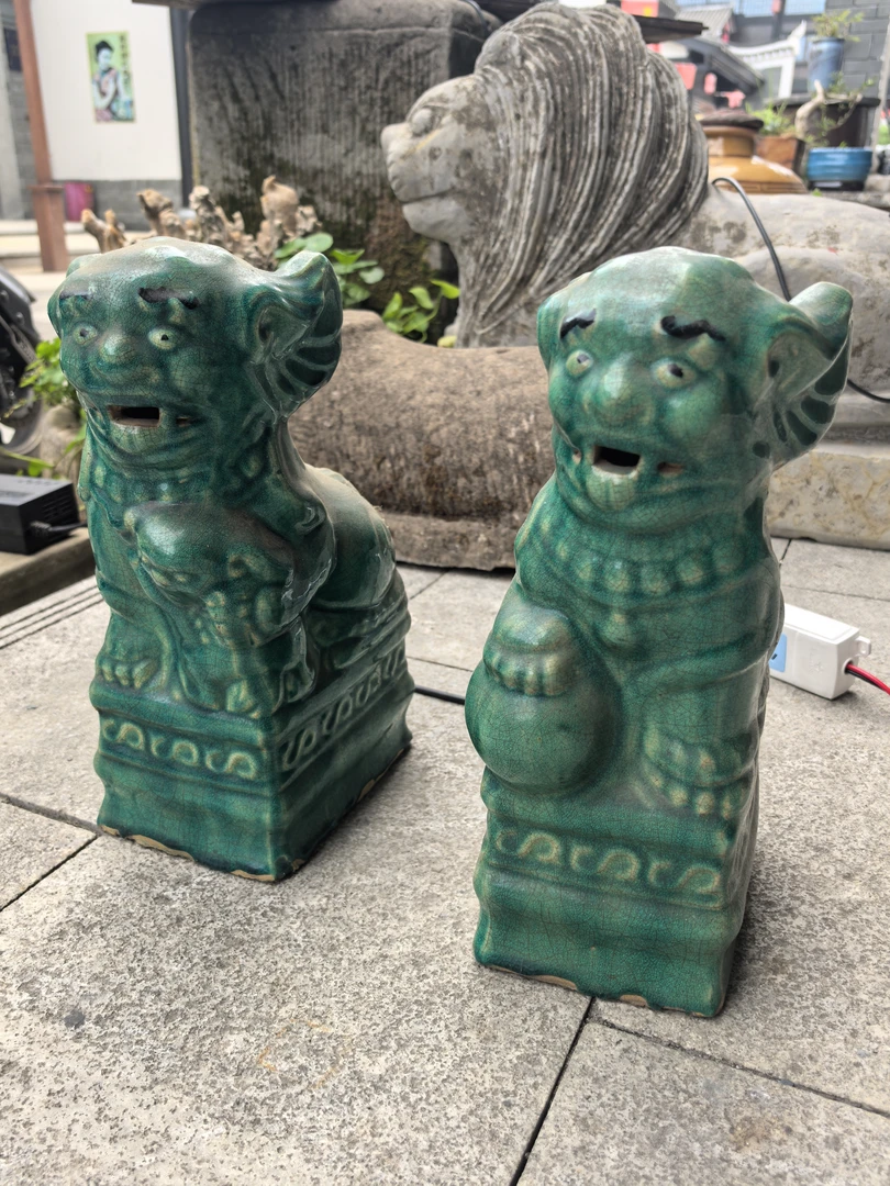 钧瓷窑变青色玉狮陶瓷工艺品家居办公室摆件
