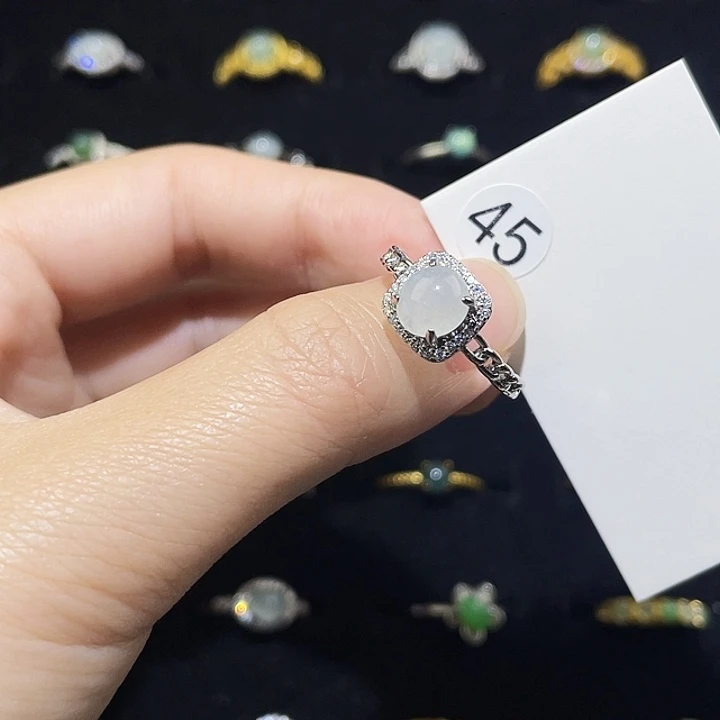 翡翠未镶嵌颈饰戒指