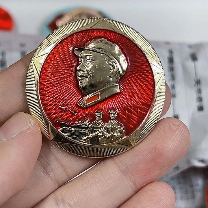 其他普通金属秋****饰纪念章一个。。