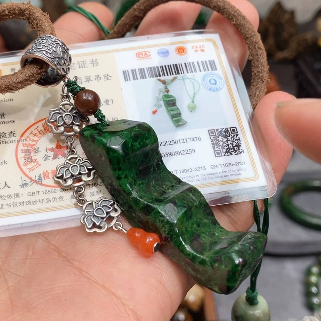 翡翠颈饰未镶嵌漂亮美眉