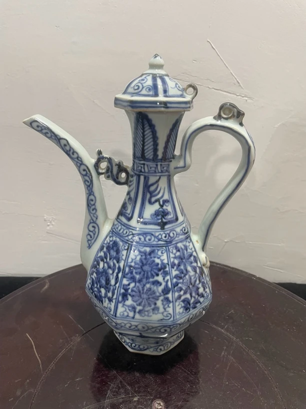 青花缠枝菊八方执壶