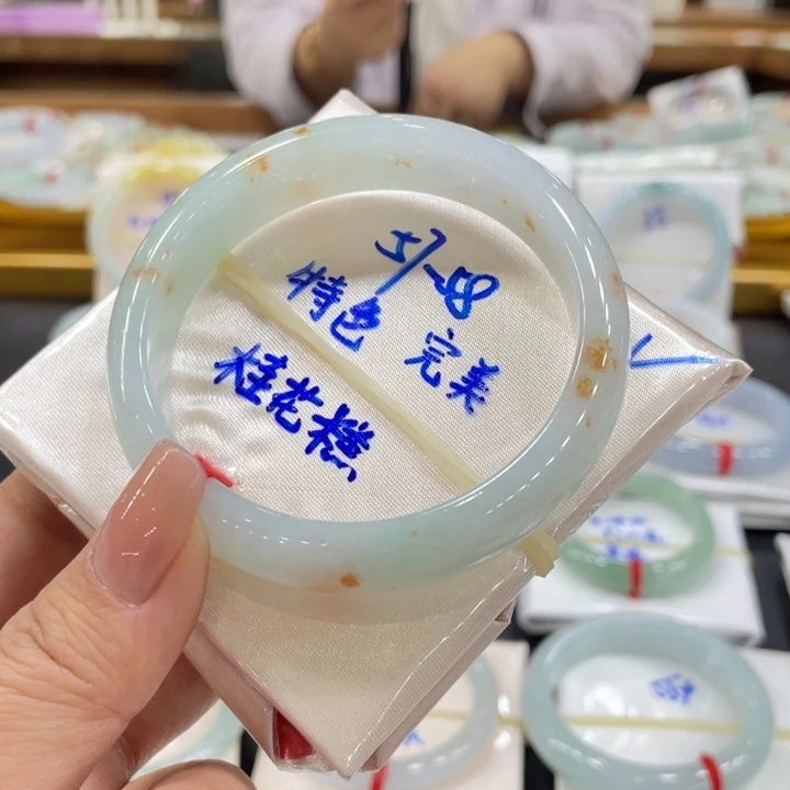 翡翠手镯未镶嵌翡翠
