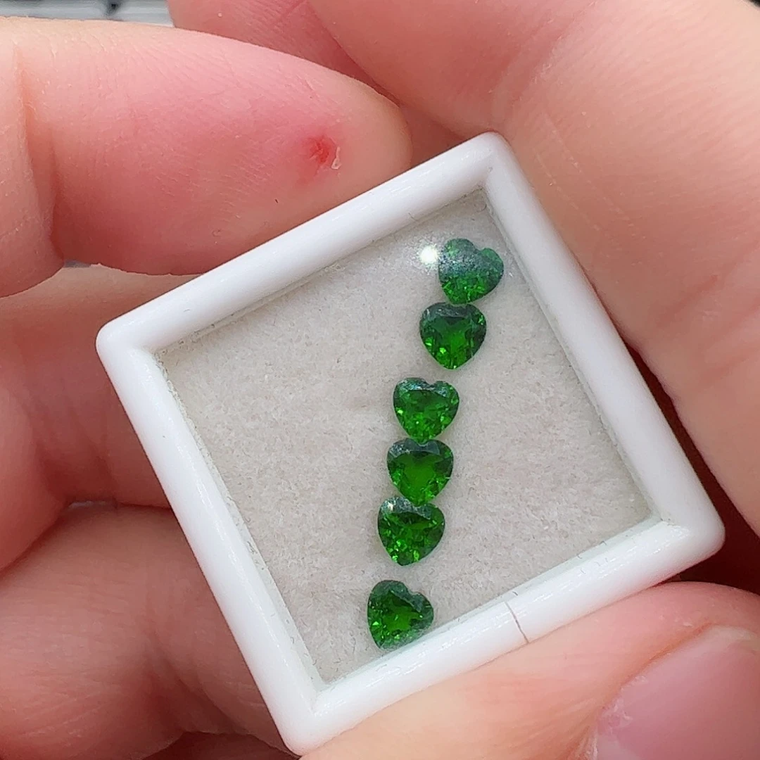 透辉石心4裸石6颗未镶嵌