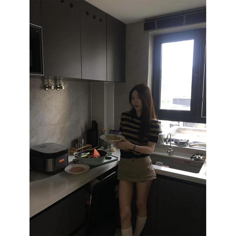 夏季新款修身显瘦时尚设计感小众穿搭条纹T恤短袖上衣高腰短裤女