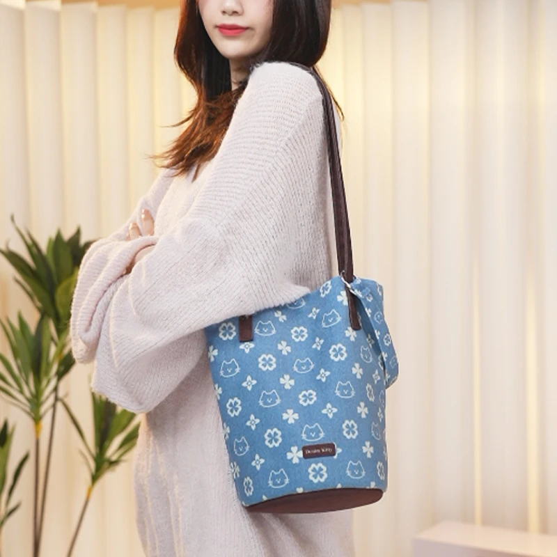 艺术鸭插画师原创复古牛仔绿猫水桶包通勤大容量单肩斜跨包休闲女