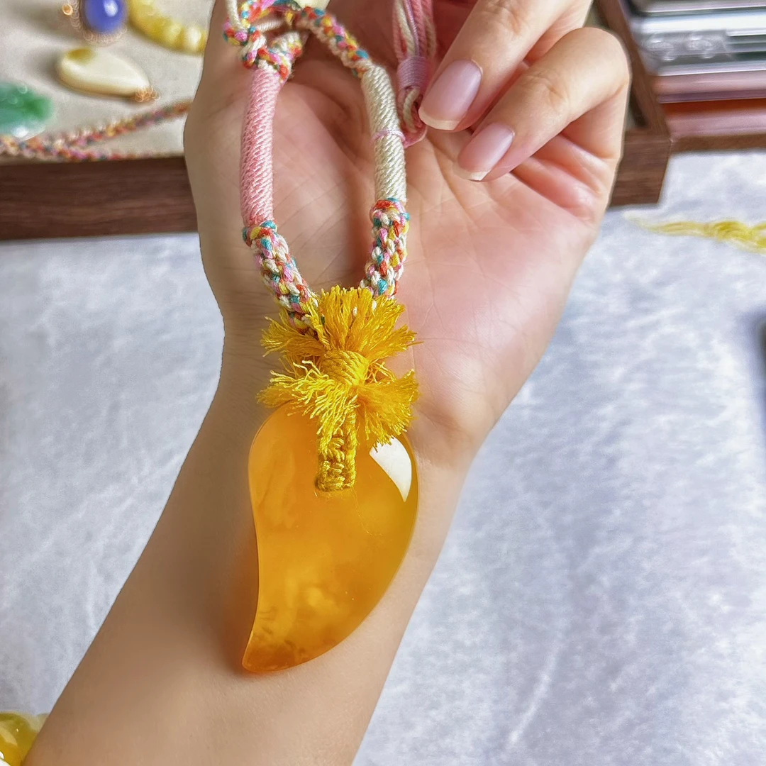 蜜蜡焦皮料芬达色鸡油红勾玉