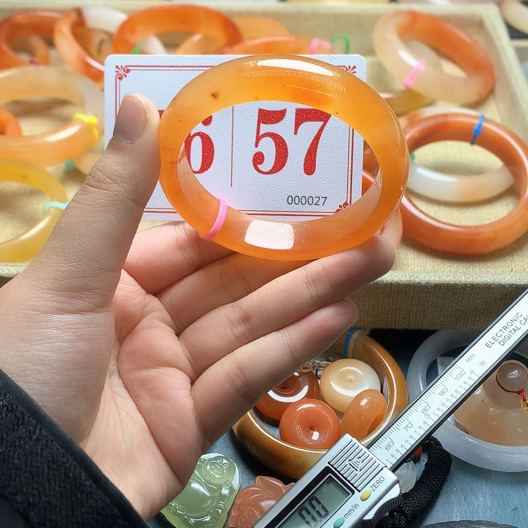 未镶嵌石英质玉（黄龙玉）手镯