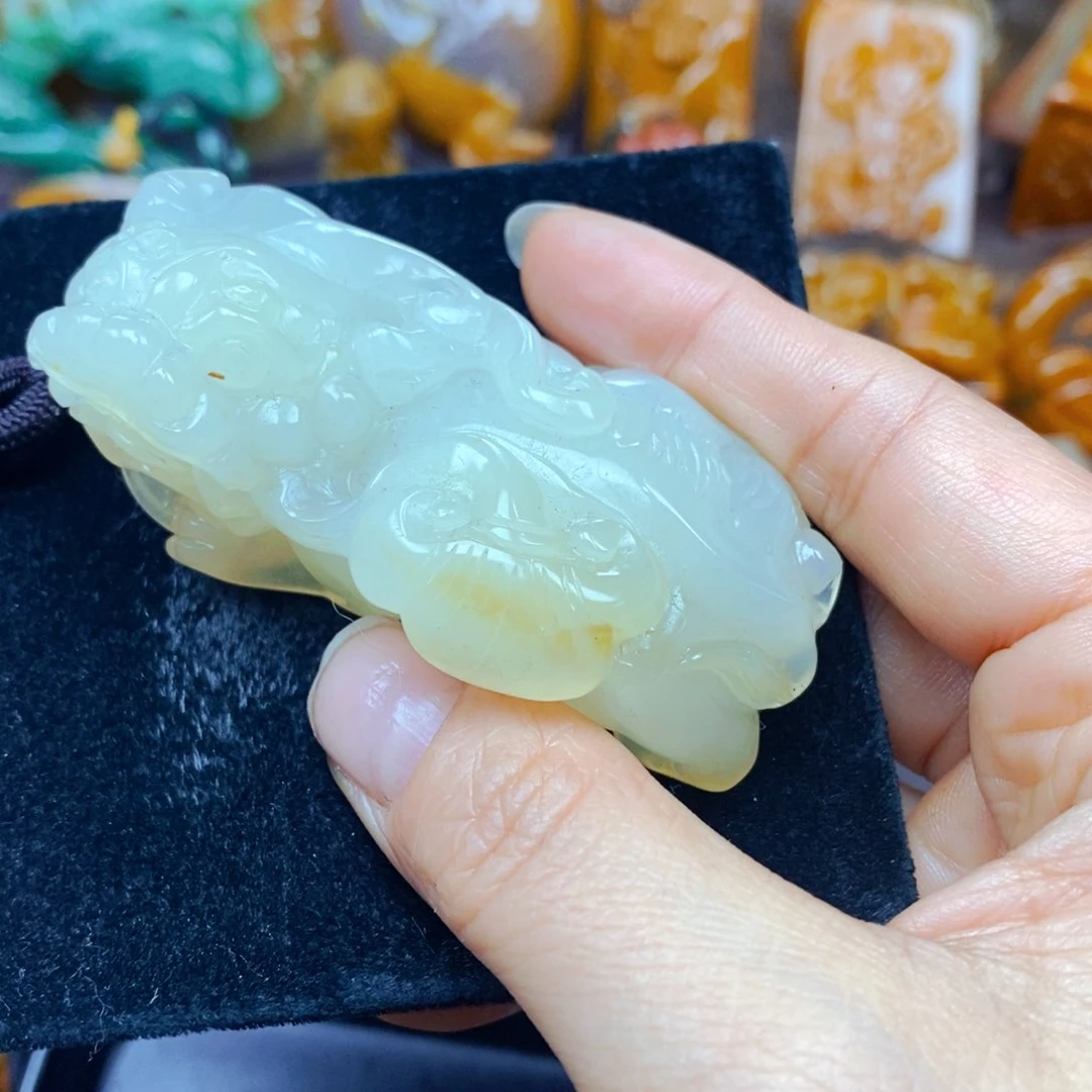 未镶嵌石英质玉（黄龙玉）颈饰