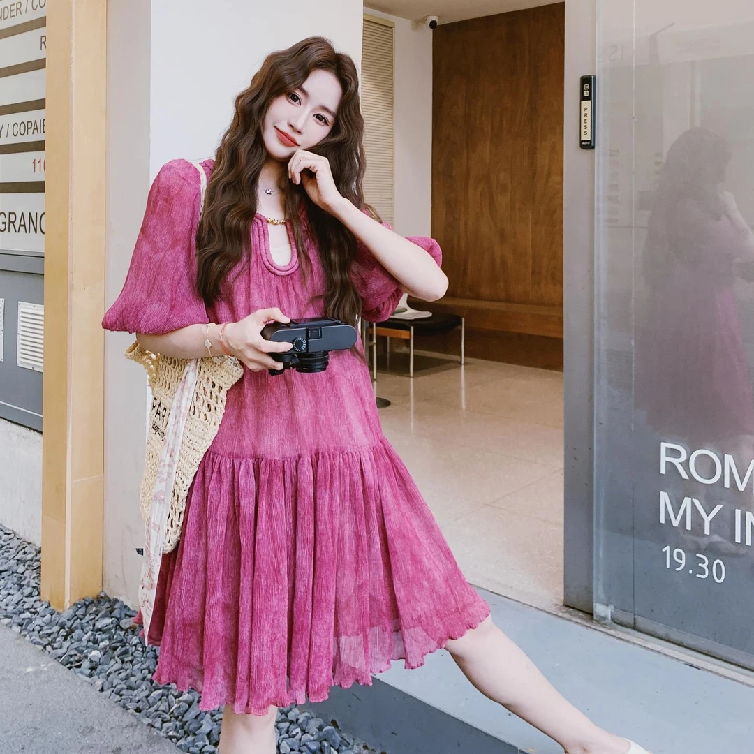 法式浪漫气质树莓粉泡泡袖晕染连衣裙女2025夏温柔度假氛围感短裙