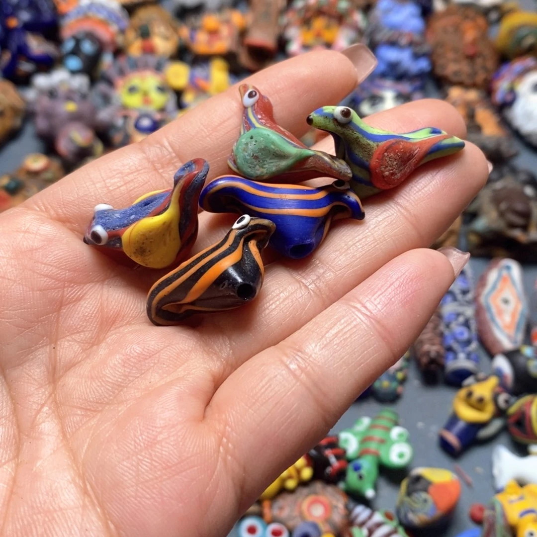 琉璃颈饰印度尼西亚小鸟一个