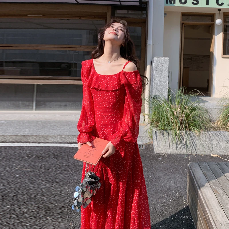 复古红色波点露肩荷叶边连衣裙2025春夏新款超显白海边度假风长裙