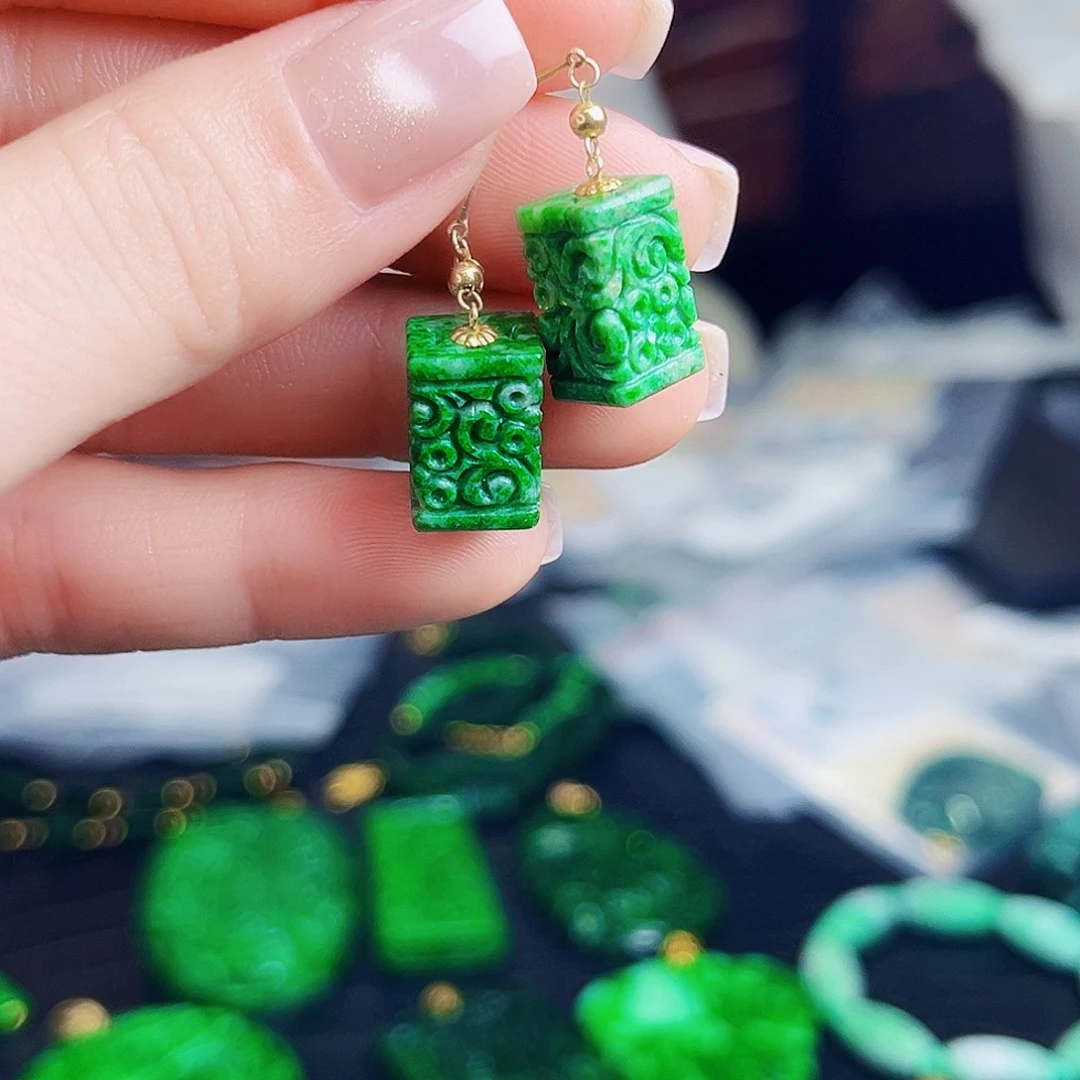 颈饰18K金镶嵌翡翠多样性