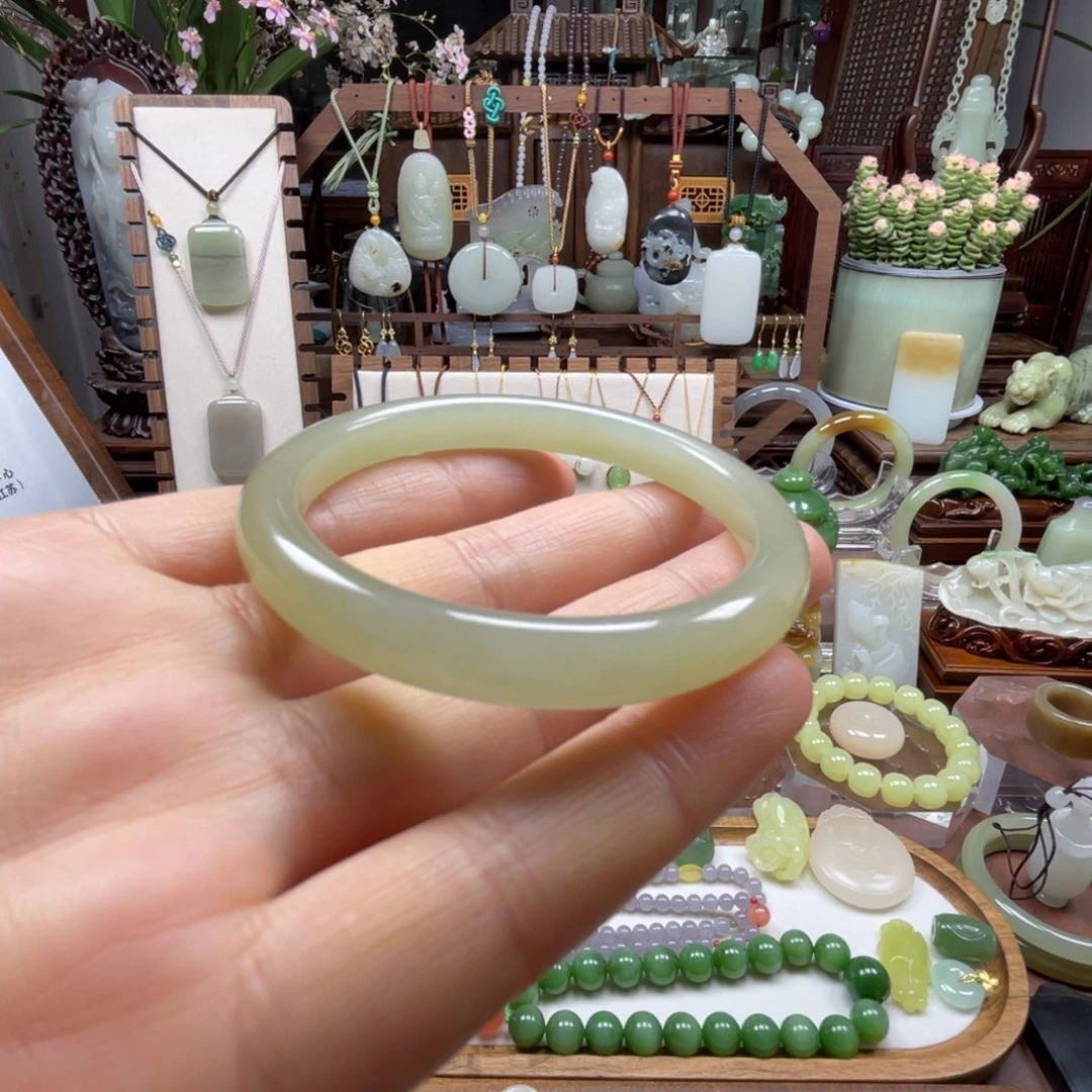 和田玉未镶嵌手镯