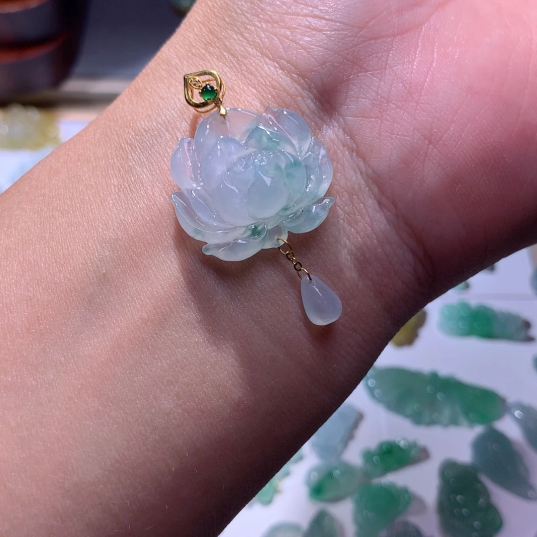 翡翠18K金镶嵌颈饰莲花