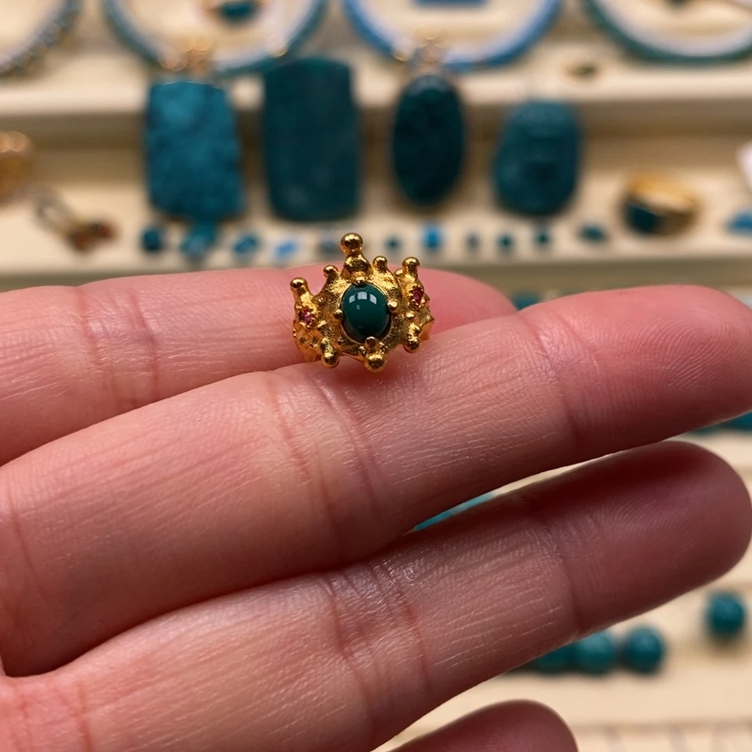 绿松石18K金镶嵌珠宝奇石内径8.3外径11皇冠卡环搭配8-9串