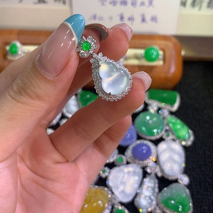 颈饰18K金镶嵌翡翠