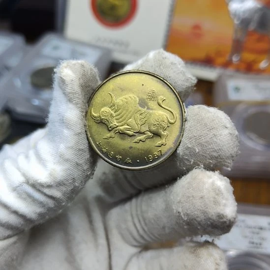 带彩的生肖牛铜章 1997年