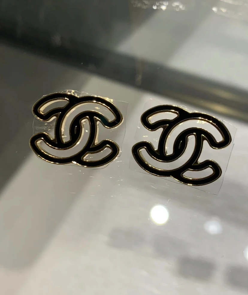 全新未使用 Chanel/香奈儿 经典 时尚 镂空 珐琅 素款黑金耳钉24A