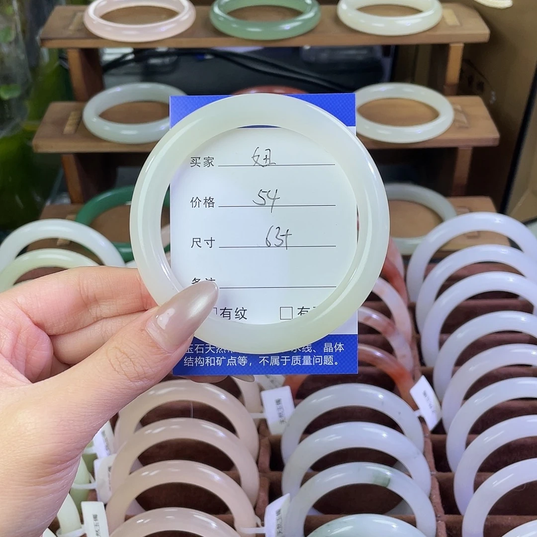 妞****玛瑙/玉髓未镶嵌手镯