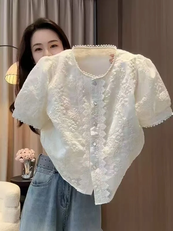 2025夏季新款重工刺绣设计蕾丝花边拼接显瘦圆领短款短袖蕾丝衫女