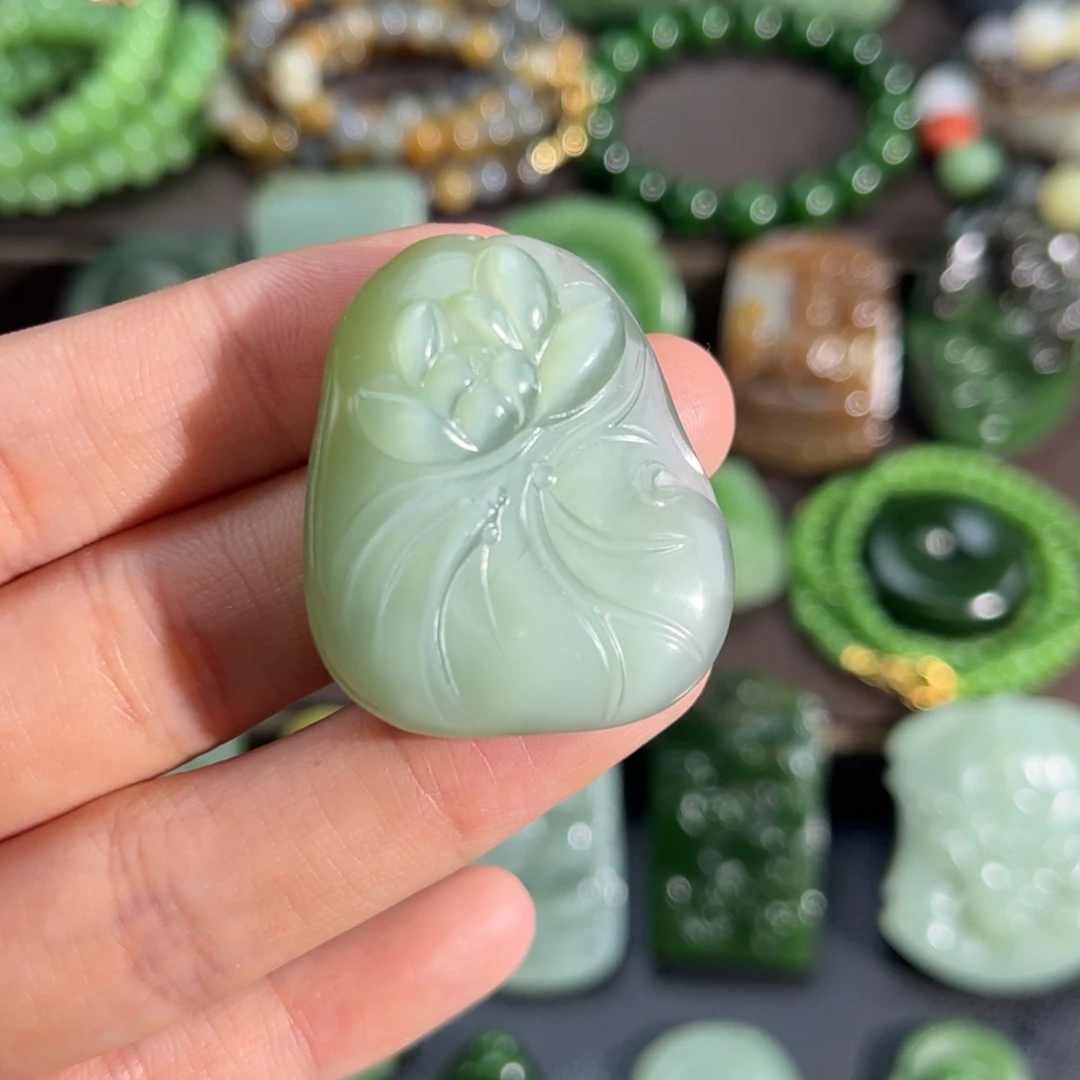 和田玉颈饰未镶嵌菟****˖粉青猫莲花牌