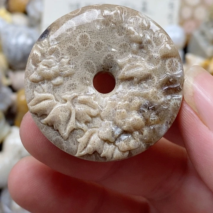 颈饰未镶嵌硅化珊瑚（珊瑚玉）有瑕