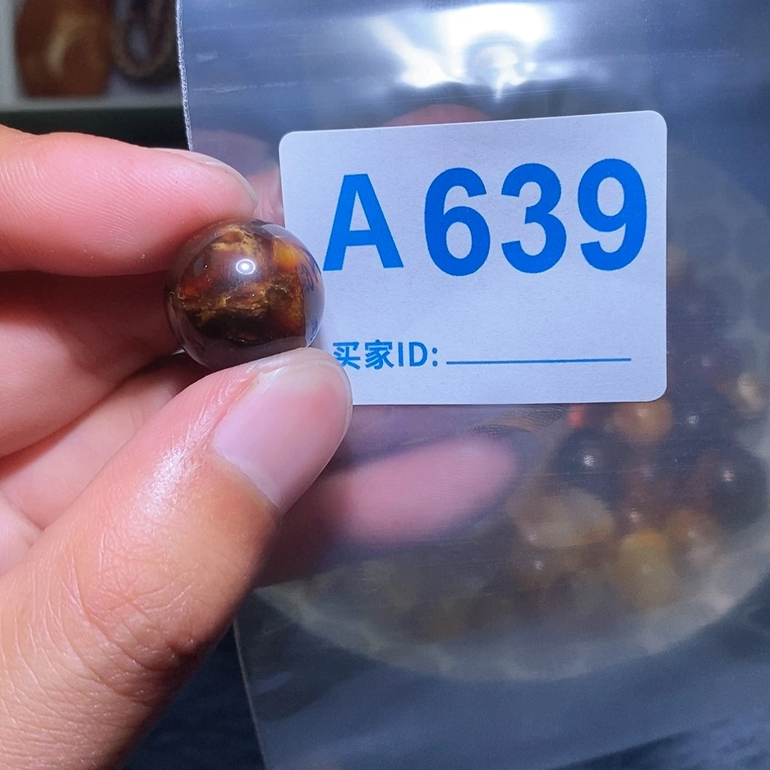 琥珀珠宝奇石未镶嵌闲***孩