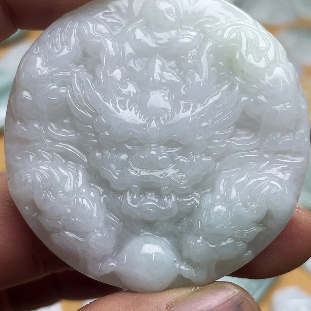 翡翠未镶嵌颈饰九龙
