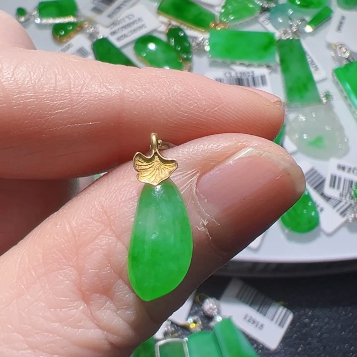 颈饰18K金镶嵌翡翠