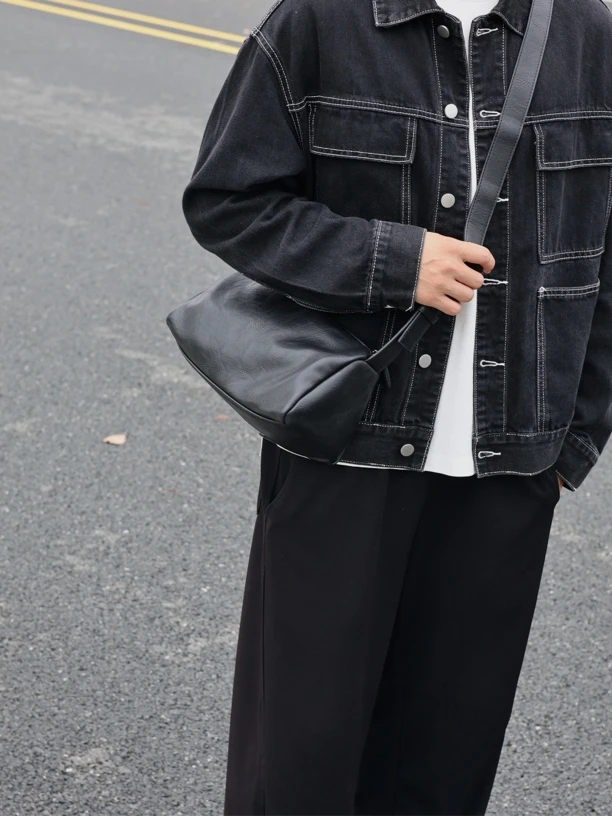 左千户包潮流中性风枕头包斜挎包男生黑色包通勤包男士夏季斜挎包