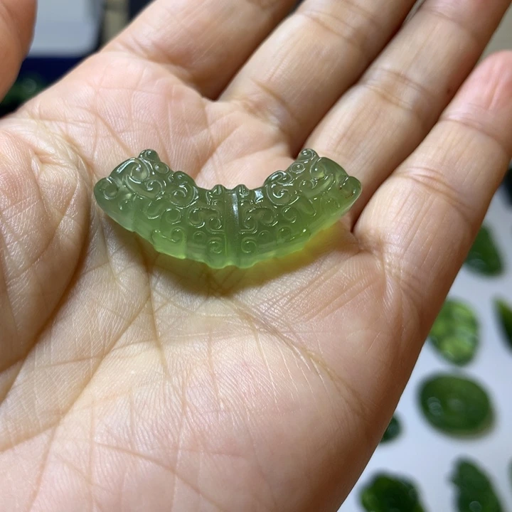 岫玉未镶嵌颈饰吊坠
