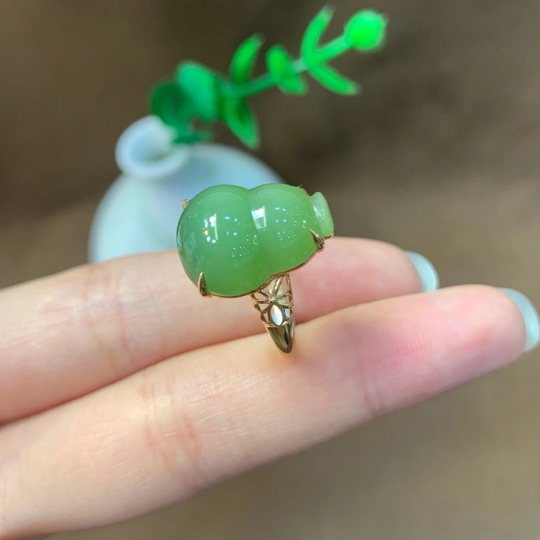 18K金和田碧玉菠菜绿葫芦戒指