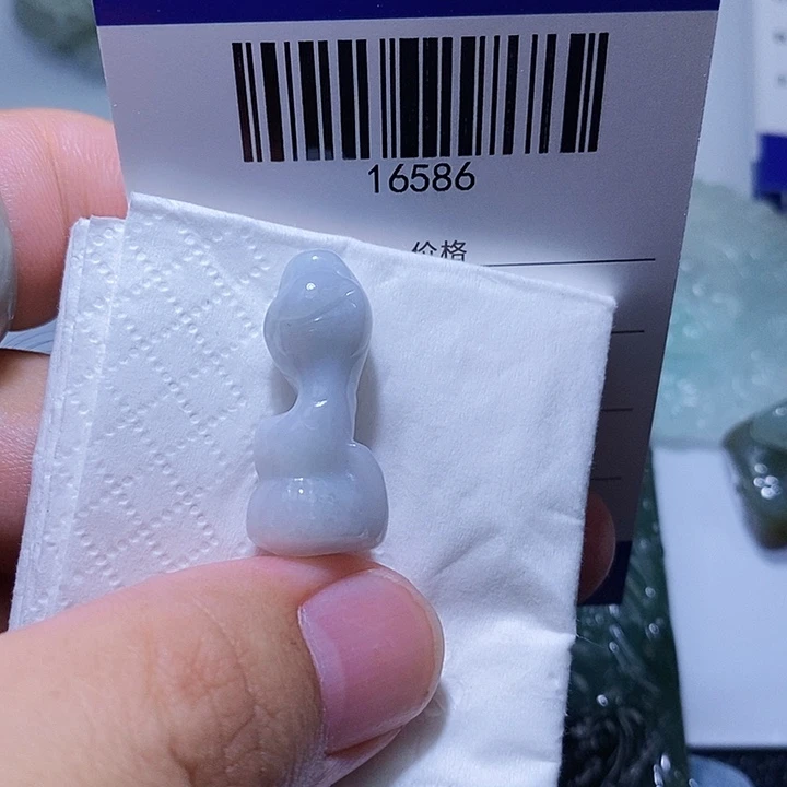 颈饰未镶嵌翡翠是