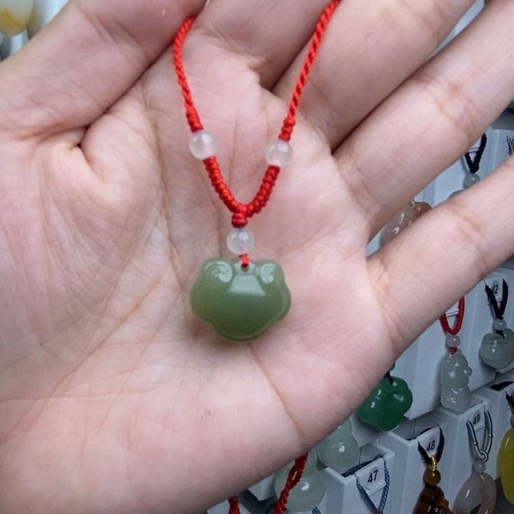 和田玉未镶嵌颈饰妖***跑