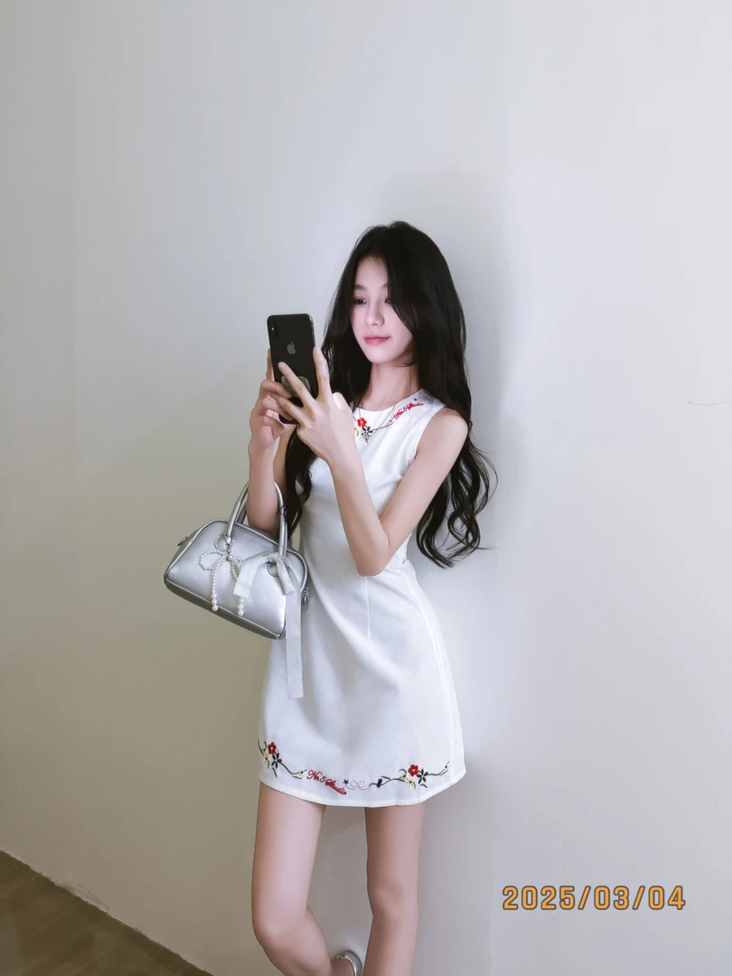 白色圆领无袖连衣裙春夏季气质修身短裙
