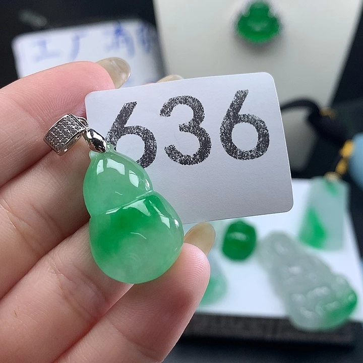 翡翠未镶嵌吊坠(赠链)