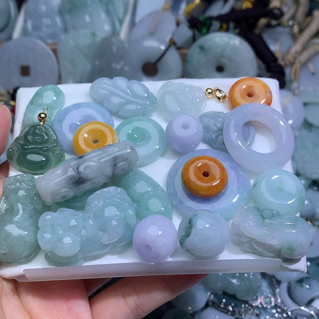 翡翠未镶嵌颈饰1。