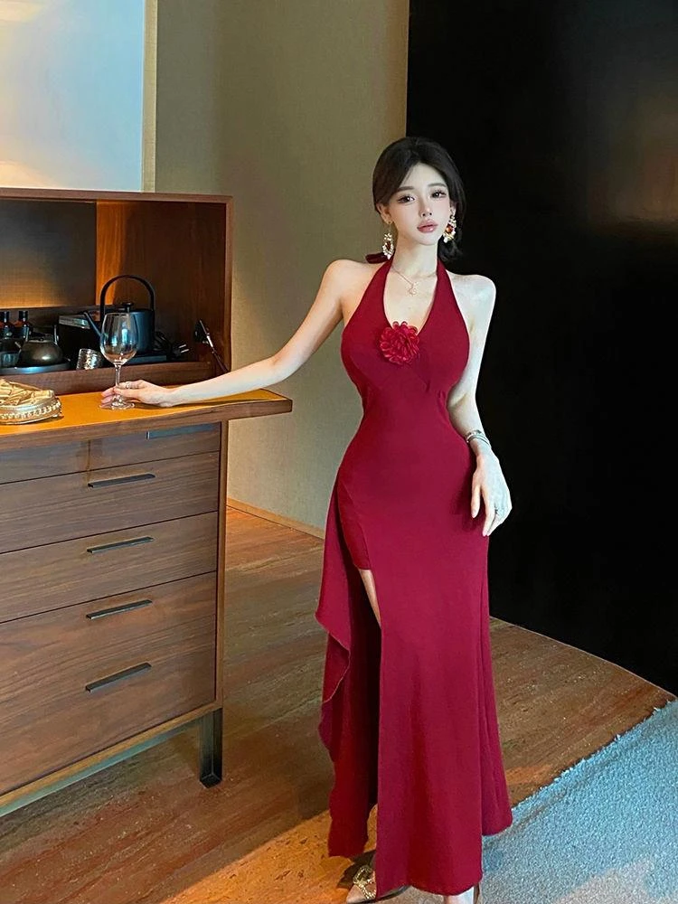 红色立体花朵挂脖连衣裙2025夏季修身礼服长裙纯欲收腰开叉包臀裙