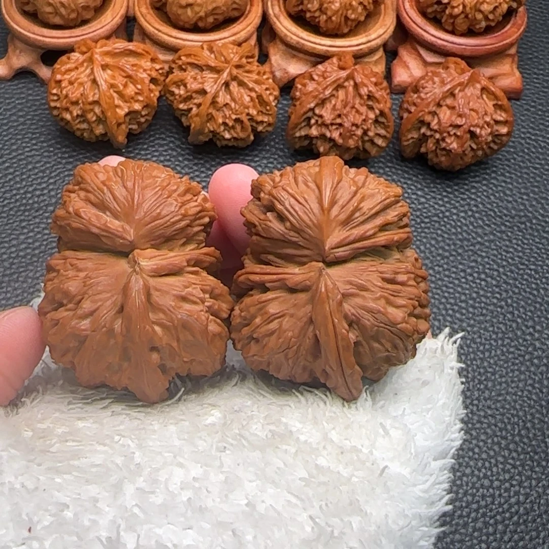 文玩核桃把件白狮子犀牛，球连，小鸟