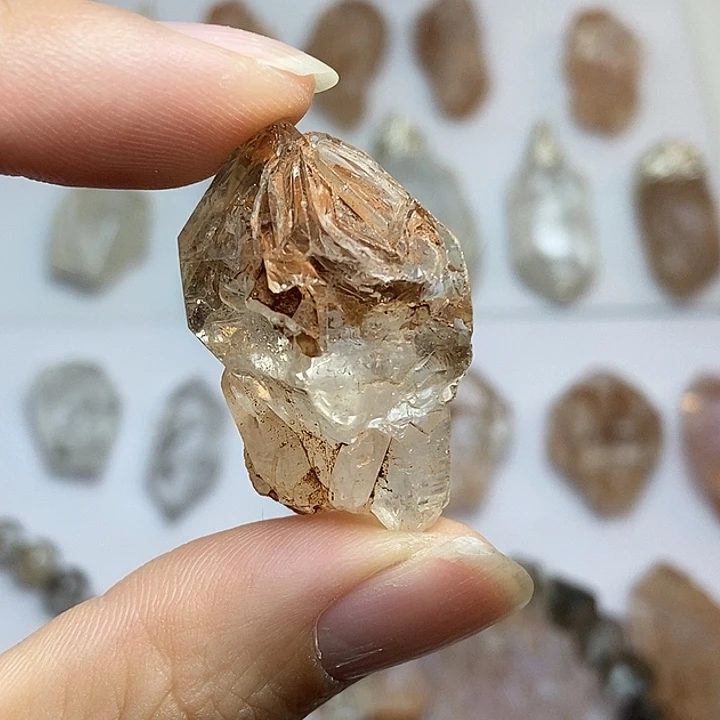 颈饰水晶未镶嵌原矿红泥