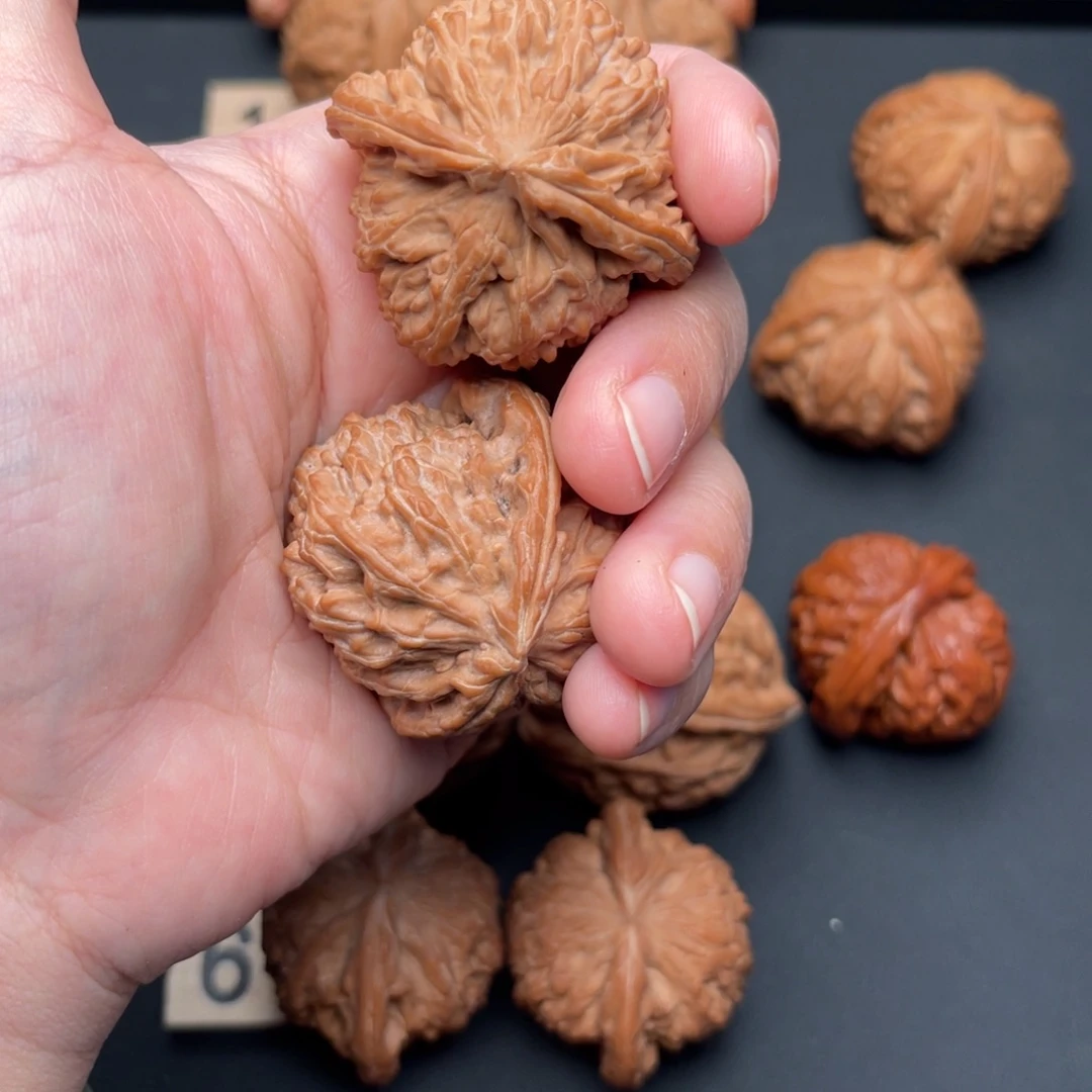 俗***3把件桃核三角白25.1137