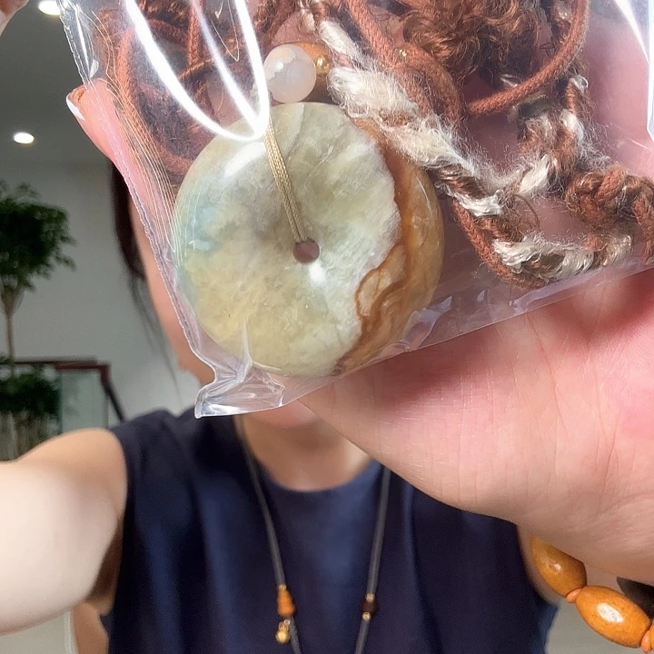 冷***。蛇纹石玉未镶嵌颈饰