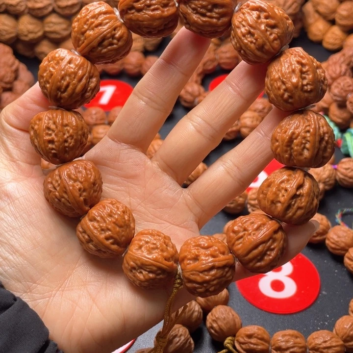 文玩核桃吊坠桃心