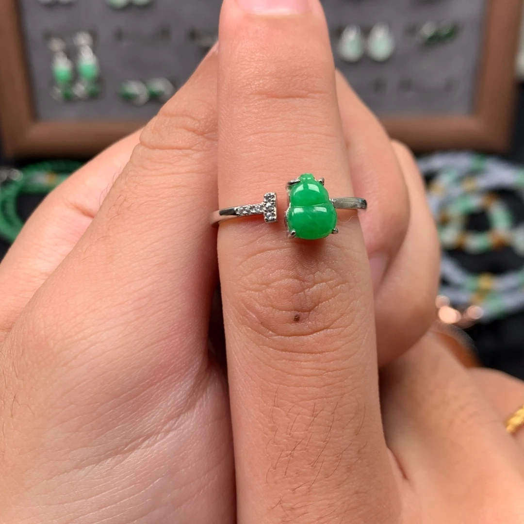 翡翠未镶嵌颈饰你是