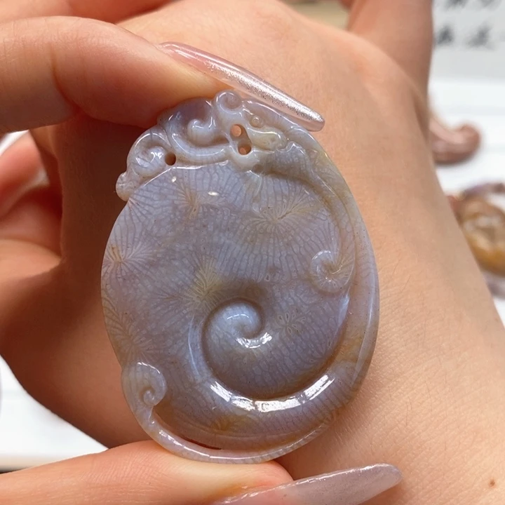 硅化玉颈饰未镶嵌粉冰。扭转乾坤龙
