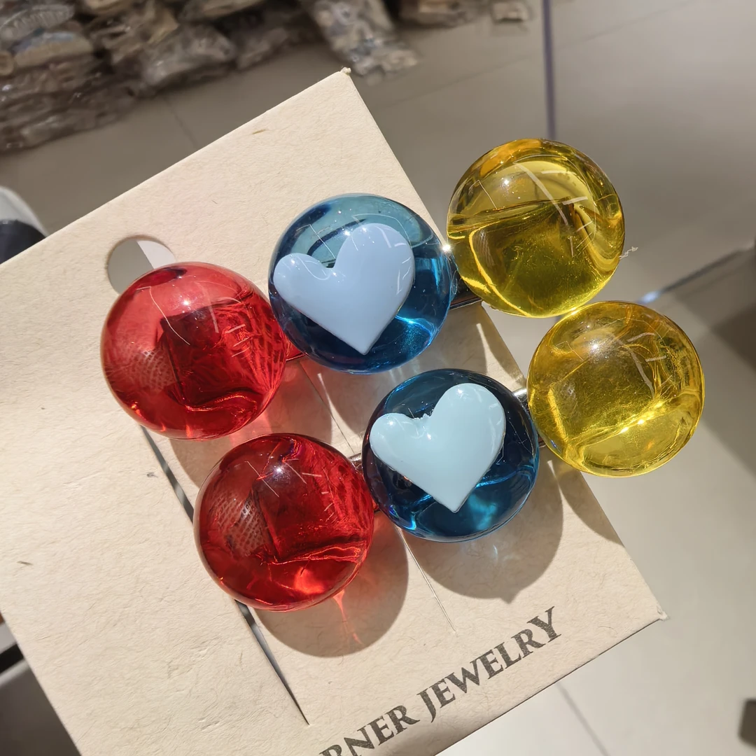 F168红黄蓝冰透珠爱心边夹一对