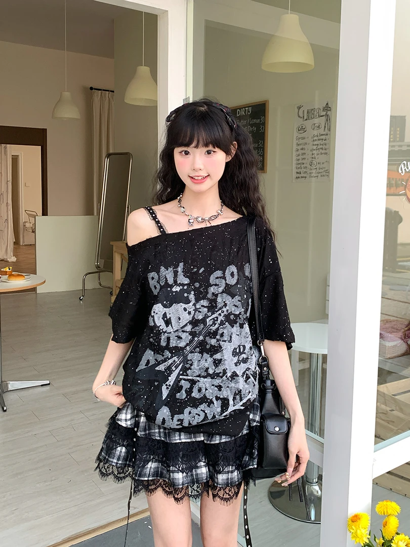 设计感涂鸦吊带斜领露肩短袖t恤女2025夏季新款宽松破洞上衣罩衫
