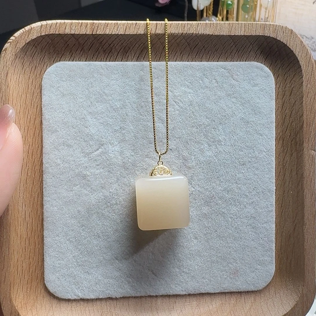 青***茶和田玉18K金镶嵌吊坠(赠链)藕粉方糖
