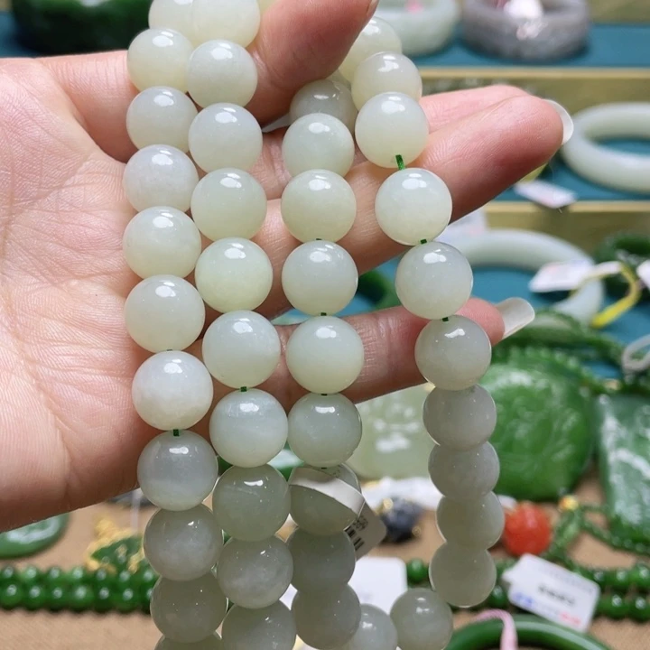 和田玉项链58圈口。编号16未镶嵌