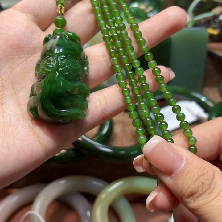 颈饰未镶嵌和田玉（碧玉）